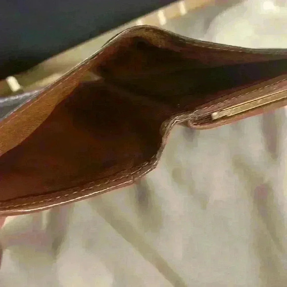 Louis Vuitton Kiss Lock Wallet - Picture 9 of 15